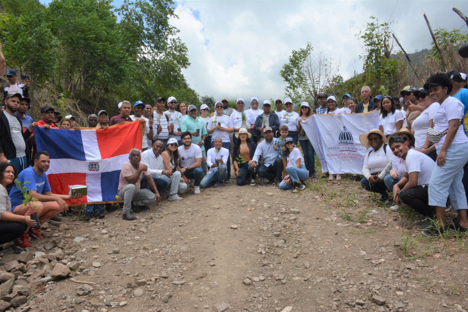 Colaboradores y colaboradoras del Ministerio de Economía reforestaron en la comunidad de Peralta, en el marco de la primera jornada de reforestación del Voluntariado de la institución.
