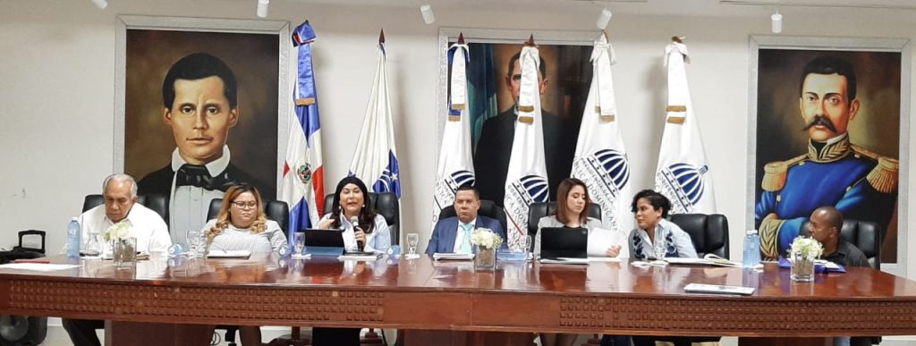 De izquierda a derecha, José García Ramírez, director ejecutivo del Consejo Nacional de la Persona Envejeciente (CONAPE); Angela (Grey) Pérez Díaz, gobernadora provincial de Azua; Mayra Jiménez, ministra de la Mujer; Ruddy González, alcalde del municipio de Azua de Compostela; Gloria Reyes, directora del Programa Supérate; Pamela Suero, coordinadora sectorial del Ministerio de Economía Planificación y Desarrollo y Julio Ramírez, regidor de la provincia Azua.