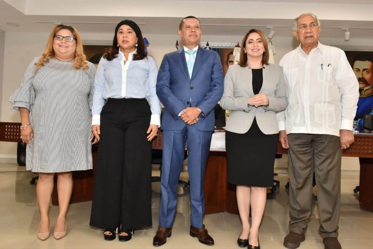 De izquierda a derecha, José García Ramírez, director ejecutivo del Consejo Nacional de la Persona Envejeciente (CONAPE); Angela (Grey) Pérez Díaz, gobernadora provincial de Azua; Mayra Jiménez, ministra de la Mujer; Ruddy González, alcalde del municipio de Azua de Compostela; Gloria Reyes, directora del Programa Supérate; Pamela Suero, coordinadora sectorial del Ministerio de Economía Planificación y Desarrollo y Julio Ramírez, regidor de la provincia Azua.
