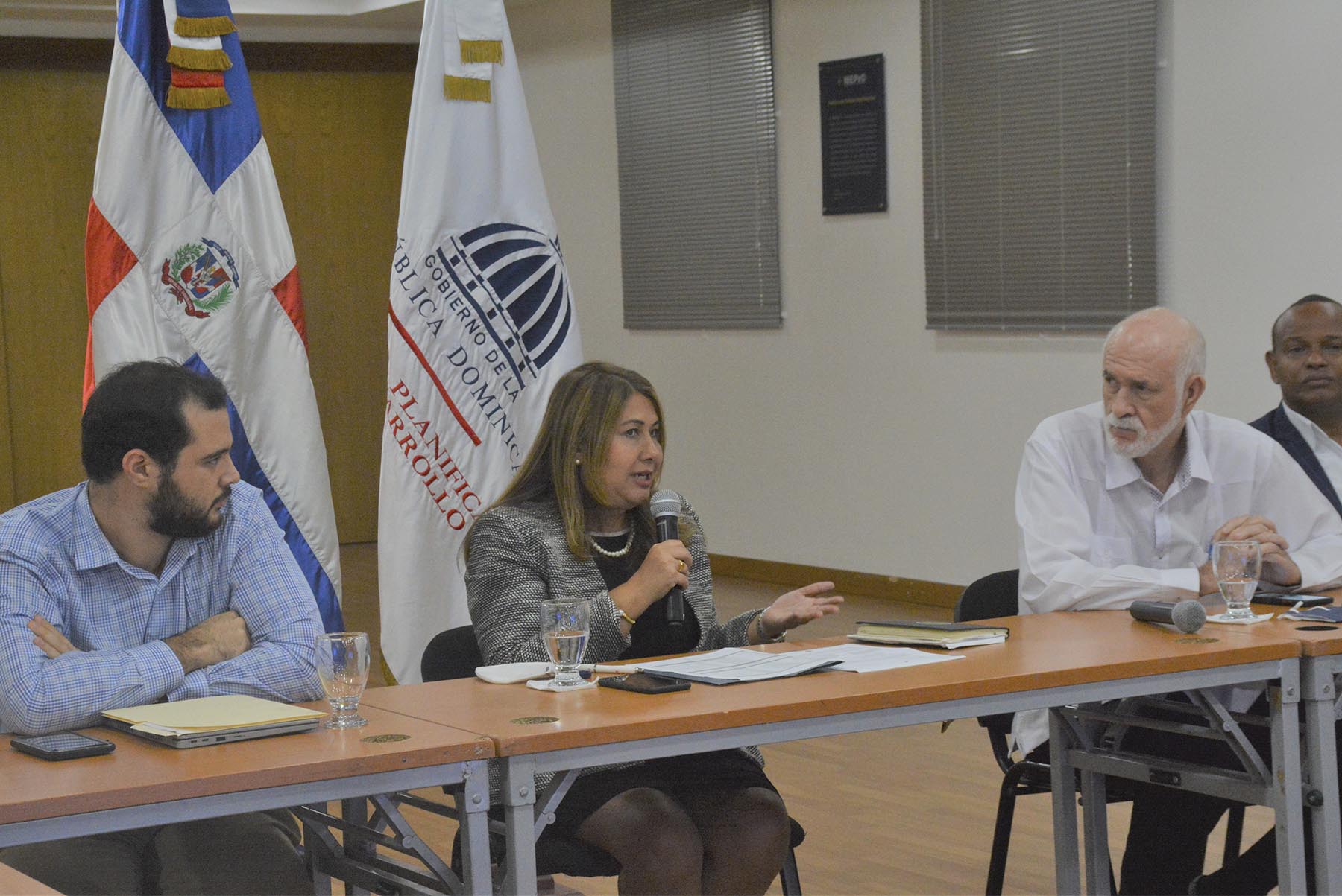 La directora ejecutiva del CASFL del Ministerio de Economía, Planificación y Desarrollo, Vielka Polanco, encabeza el encuentro con representantes de federaciones deportivas, junto al presidente del Comité Olímpico Dominicano, Antonio Acosta.