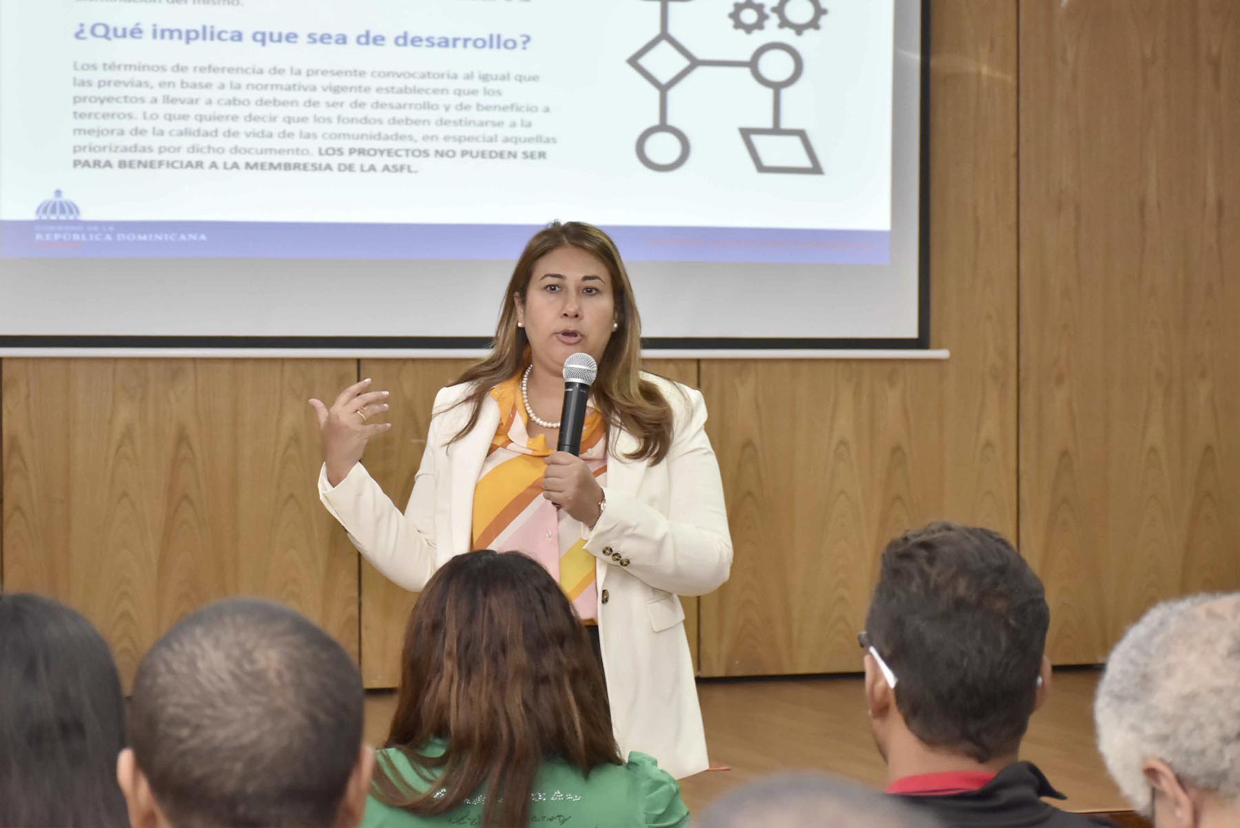 La directora ejecutiva del Centro Nacional de Fomento y Promoción de las Asociaciones sin fines de Lucro, Vielka Polanco, pronuncia las palabras de bienvenida en el encuentro con representantes de las ASFL del sector deportes.
