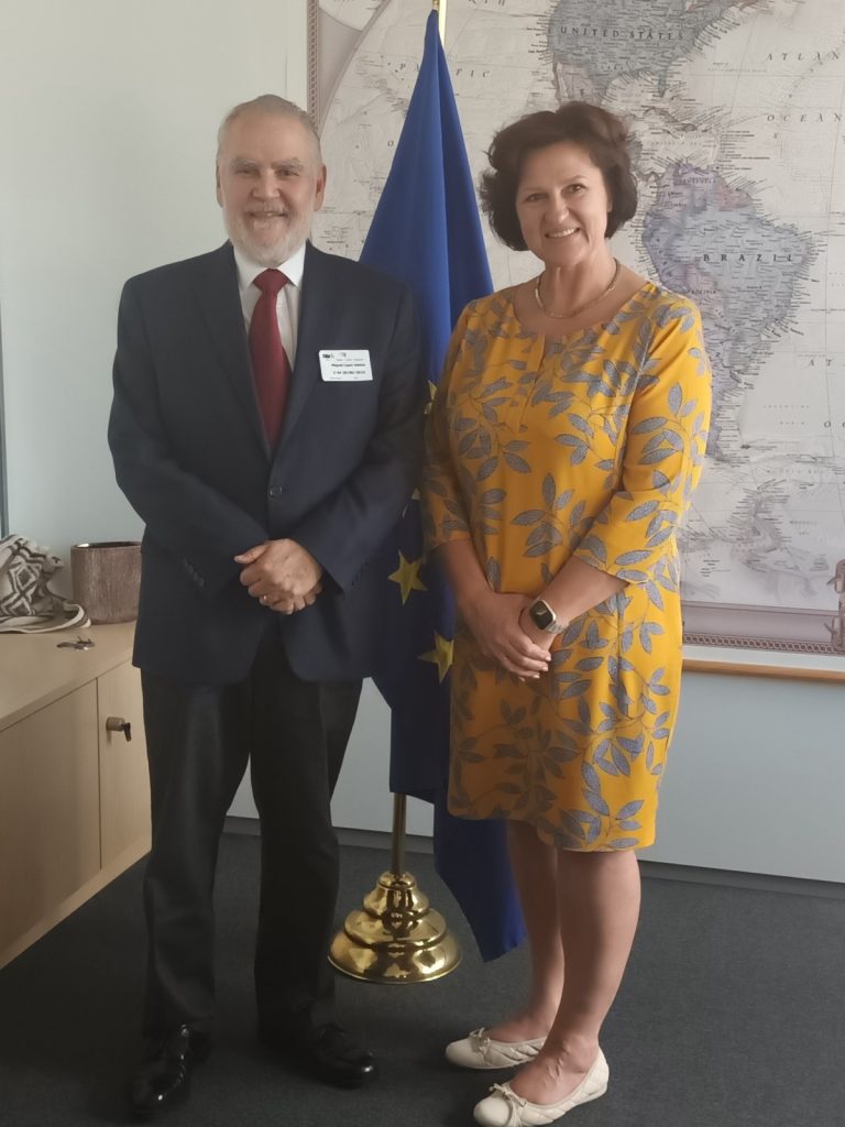 El ministro de Economía, Planificación y Desarrollo, Miguel Ceara Hatton en la reunión con la directora para América Latina y el Caribe de la Dirección General de Asociaciones Internacionales de la Comisión Europea, Jolita Butkeviciene.