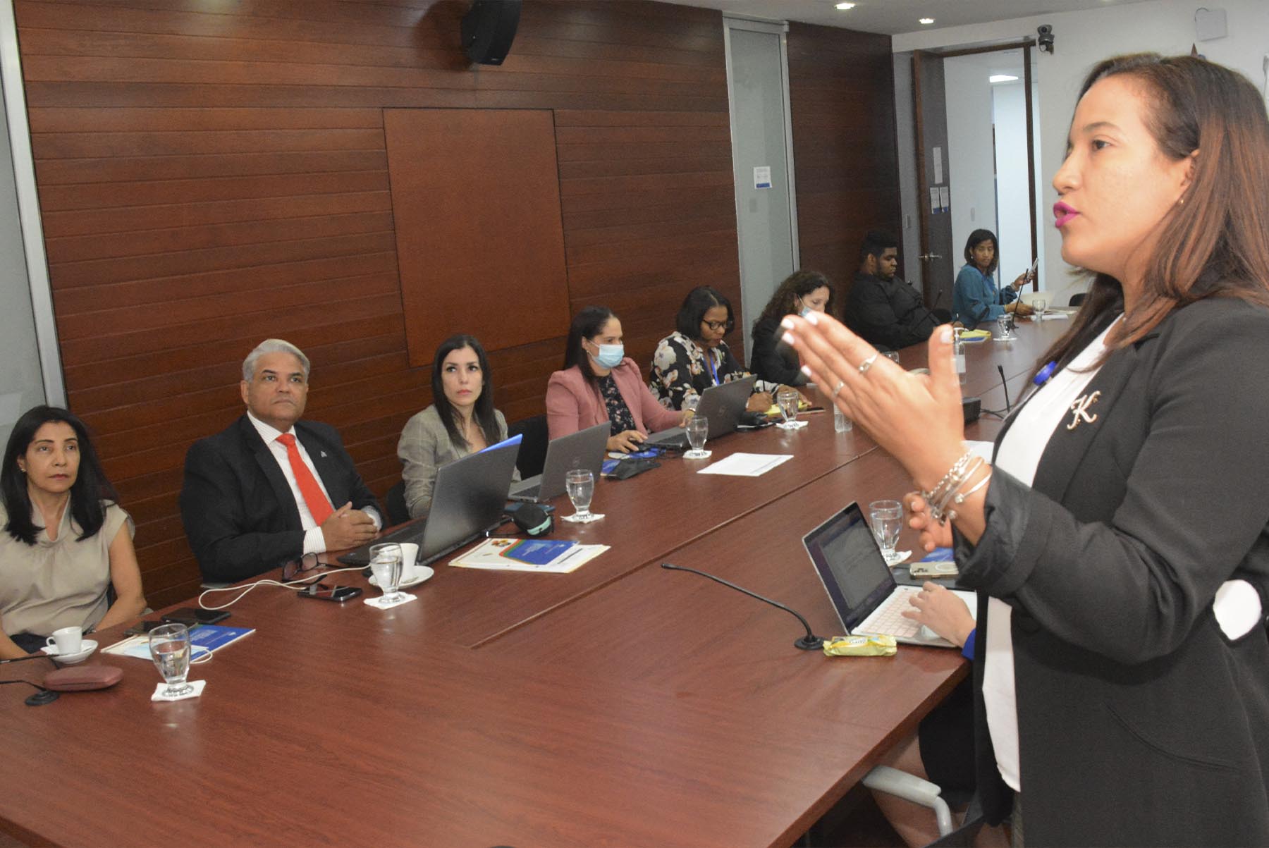 Kirsten Díaz del Ministerio de Administración Pública socializa guía para el desarrollo y elaboración de la Carta Compromiso al Ciudadano, con representantes de las direcciones del Ministerio de Economía, Planificación y Desarrollo.