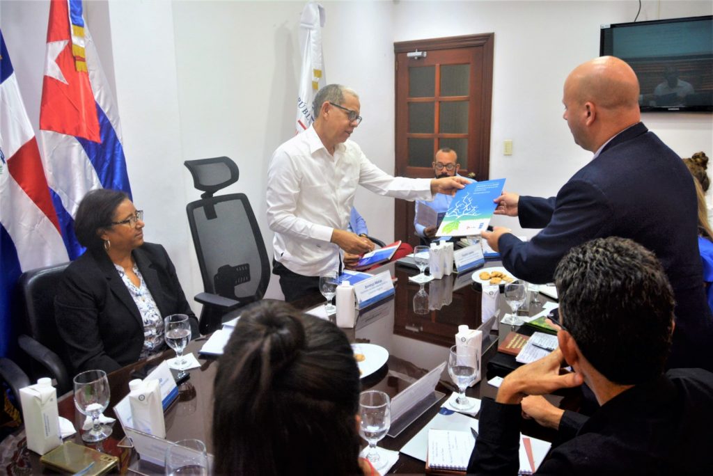 El viceministro de Ordenamiento Territorial y Desarrollo Regional, Domingo Matías, informó que la delegación cubana conoció de primera mano los avances del gobierno dominicano en materia de planificación territorial y la formulación y diseño de proyectos de inversión pública desde los gobiernos locales y sus asambleas ciudadanas.