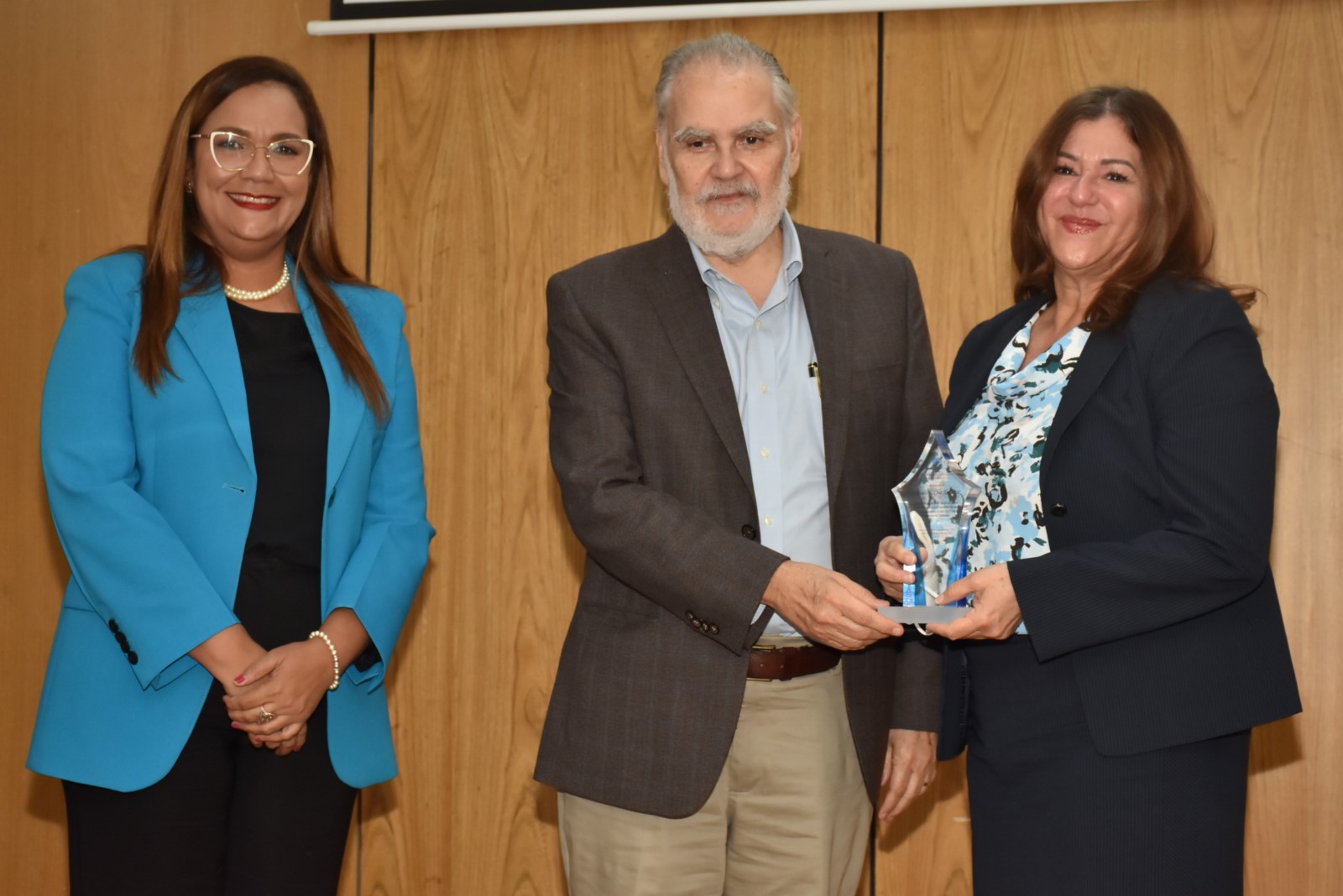 Miguel Ceara Hatton ministro de Economía, Planificación y Desarrollo, entrega premio al Desempeño Extraordinario a Consuelo Cruz Almánzar, Consultora/ Asistente del Despacho del Ministro.