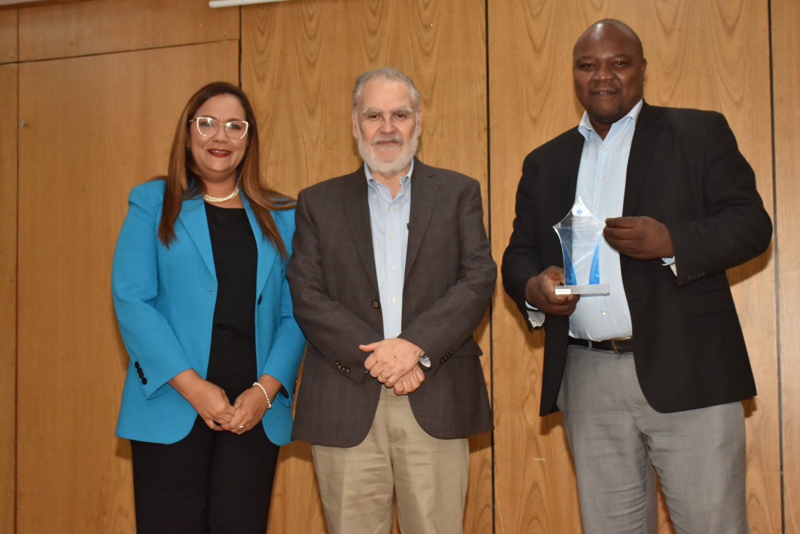 Miguel Ceara Hatton ministro de Economía, Planificación y Desarrollo, entrega premio al Desempeño Extraordinario a Néstor Rafael Asencio Guerrero, de la División de Transportación.