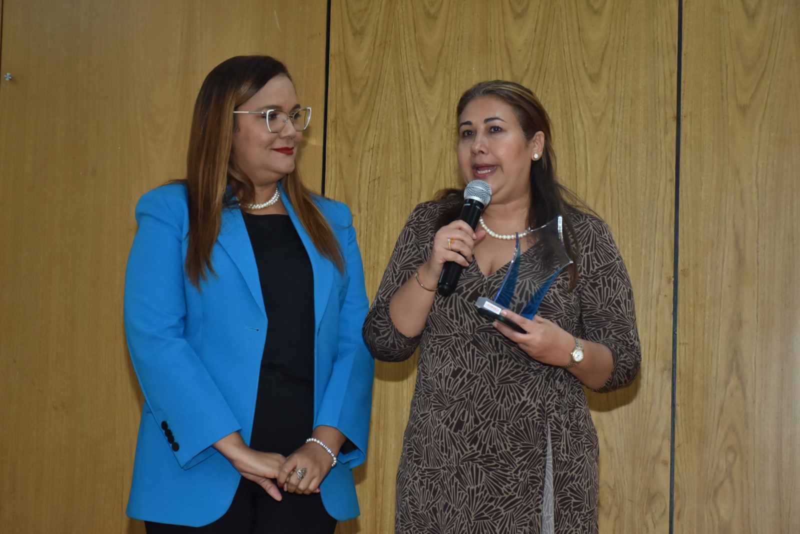 Vielka Polanco, directora ejecutiva del Centro Nacional de Fomento y Promoción de las Asociaciones sin fines de Lucro, recibe en nombre de Emely Tejeda, Especialista Sectorial del CASFL reconocimiento al Desempeño Extraordinario.