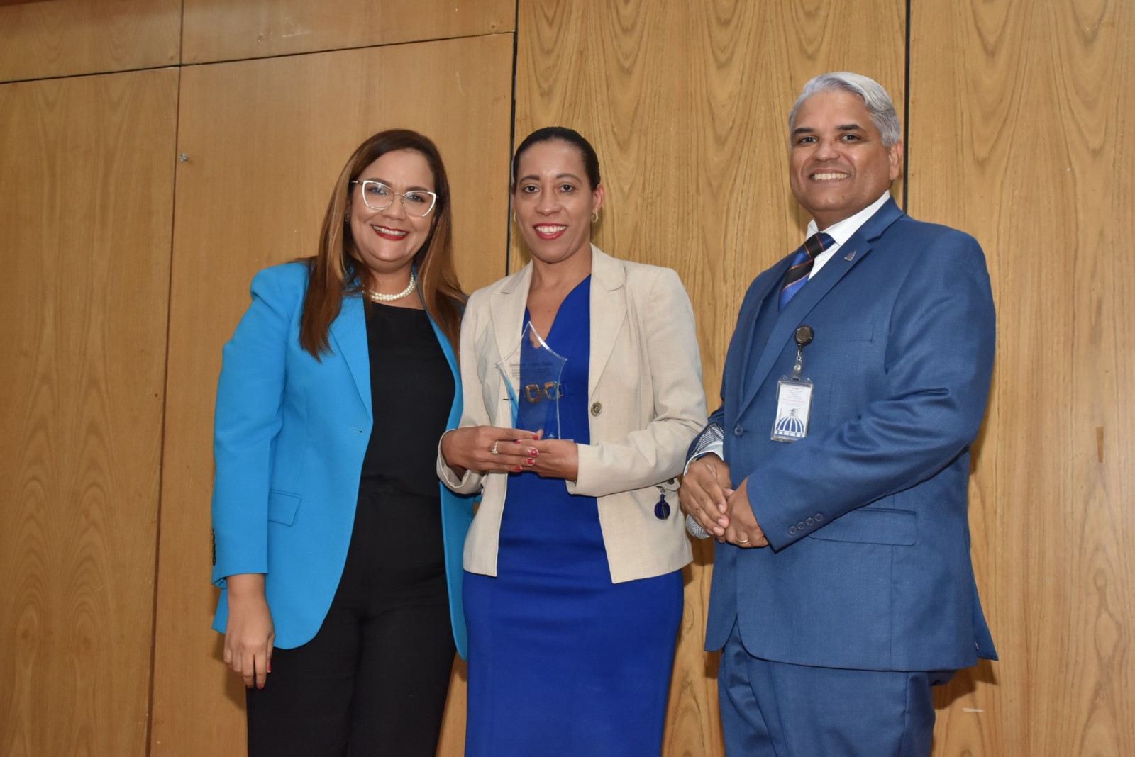 Yamilca Lombert Álvarez, de la Dirección de Control Interno, recibe su reconocimiento al “Desempeño Extraordinario”, entregan Marchelo Robles, director de Control Interno y Águeda Suarez, Directora de Recursos Humanos.