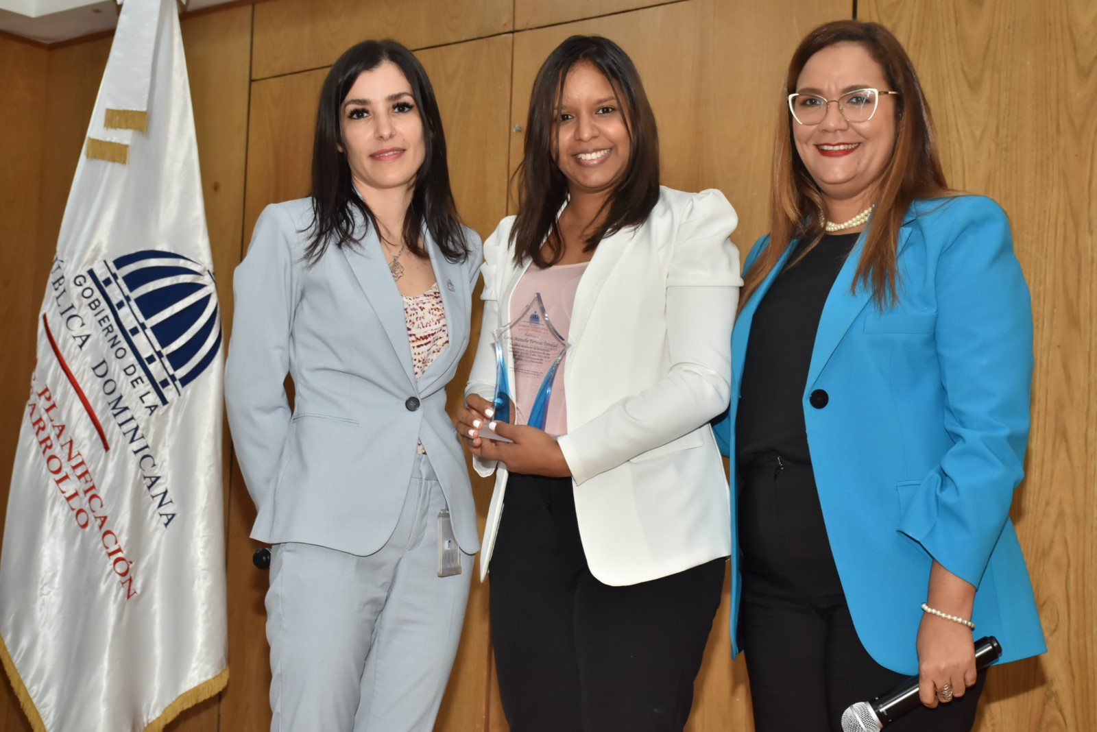 Mar García, directora Institucional de Planificación y Desarrollo y Águeda Suarez, Directora de Recursos Humanos, realizan entrega por su desempeño extraordinario a Luisa Manuela Ferreras Trinidad de la Dirección Institucional de Planificación y Desarrollo.