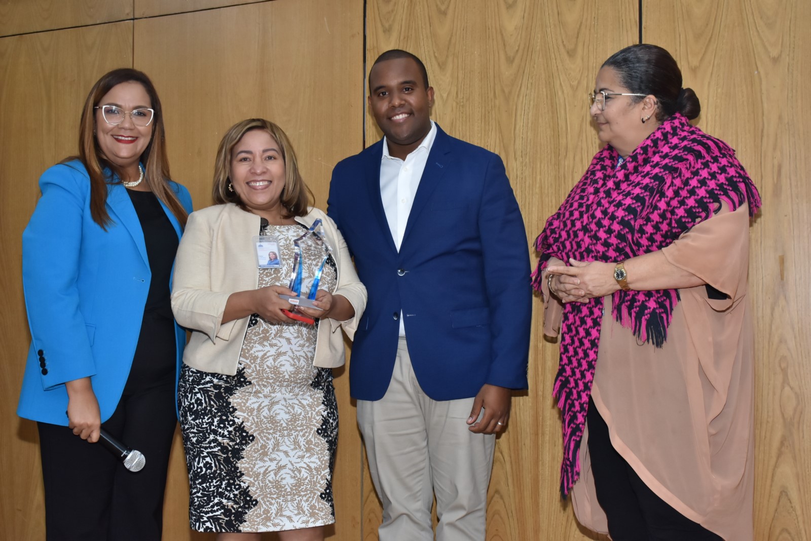 Clara Josefina Cuevas recibe reconocimiento al desempeño extraordinario, entregan Sheiner Adames Torres, director Jurídica y Hortensia Álvarez, abogada de la Dirección Jurica, le acompaña la directora e Recursos Humanos Águeda Suarez.