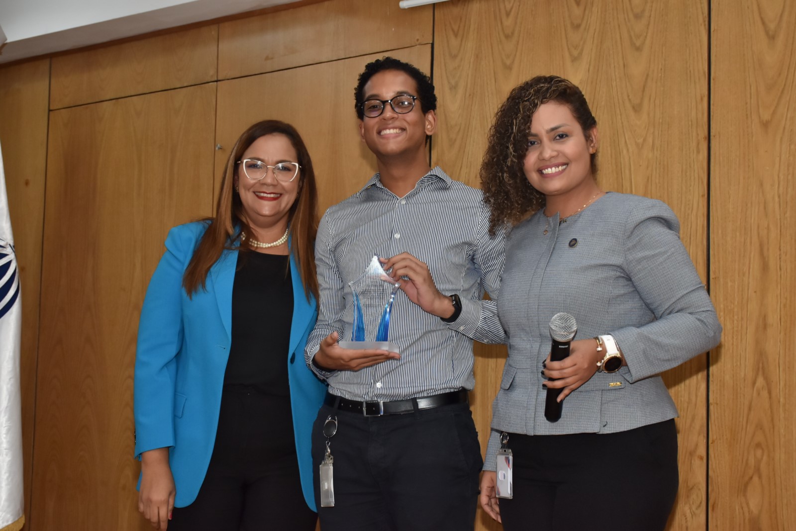 José Tomás Díaz de la Dirección de Tecnologías de la Información y Comunicación, recibe reconocimiento al Desempeño Extraordinario, hacen entrega Luz Félix, directora de Tecnología y Águeda Suarez, directora de Recursos Humanos.