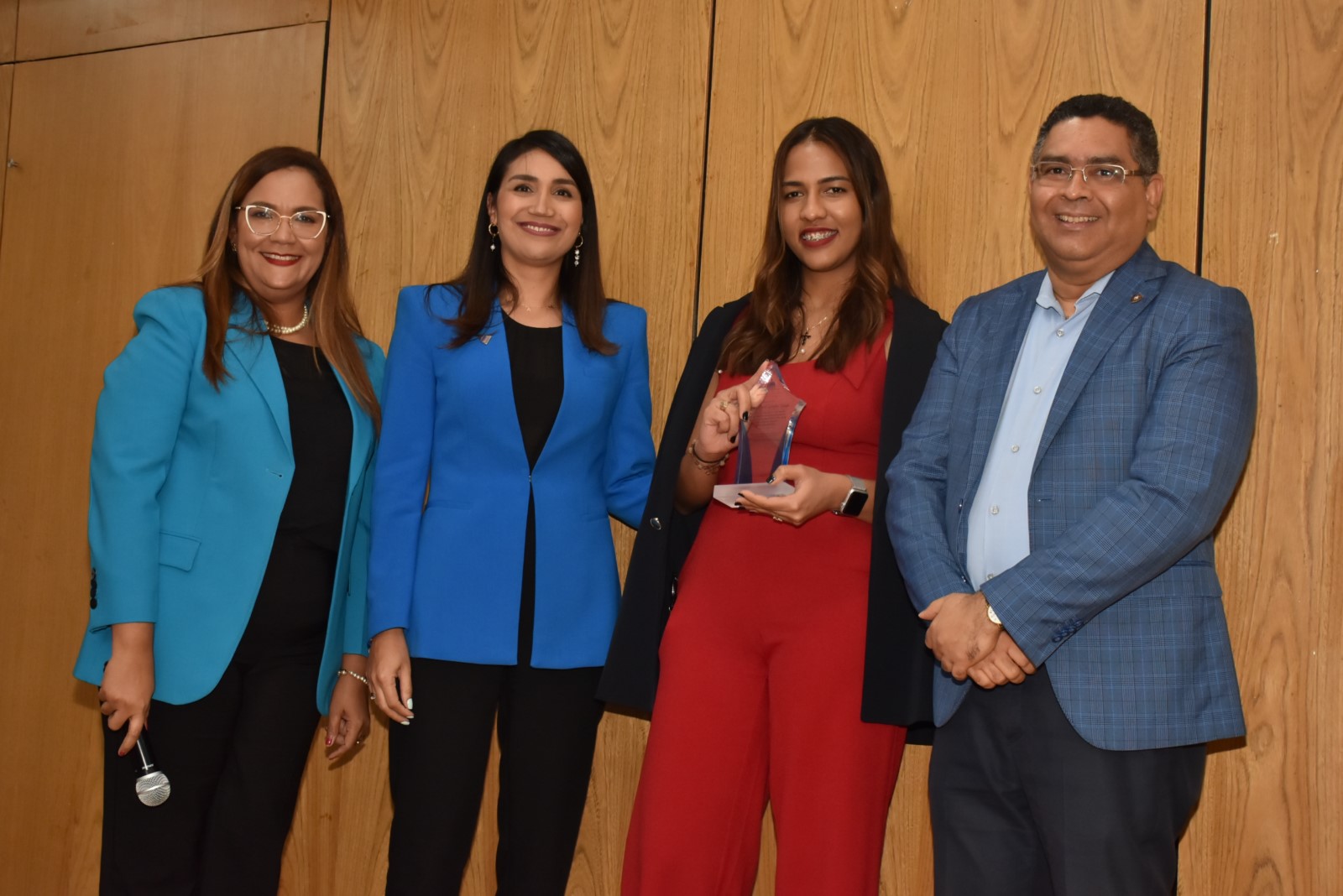 El Viceministro de Análisis Económico y Social, Alexis Cruz y la Directora de Análisis Macroeconómico y Yaurimar Terán Hernández, hacen entrega por su Desempeño Extraordinario a Reyna Yamel Gomera Tejada de la Dirección de Análisis Macroeconómico, le acompaña la directora de Recursos Humanos, Águeda Suarez.