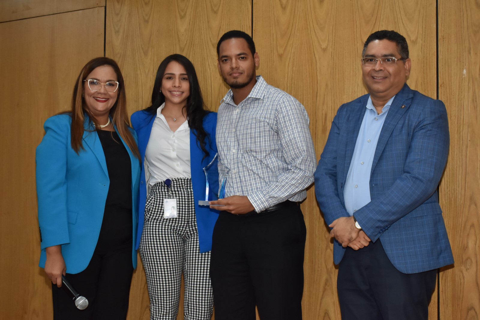 El Viceministro de Análisis Económico y Social, Alexis Cruz y la Directora de Análisis Macroeconómico y la Directora de Inteligencia de Datos, Teresalina Páez Martínez hacen entrega por su Desempeño Extraordinario a Néstor Rafael Viñals Ramírez de la Dirección de Inteligencia de Datos, le acompaña la directora de Recursos Humanos, Águeda Suarez.