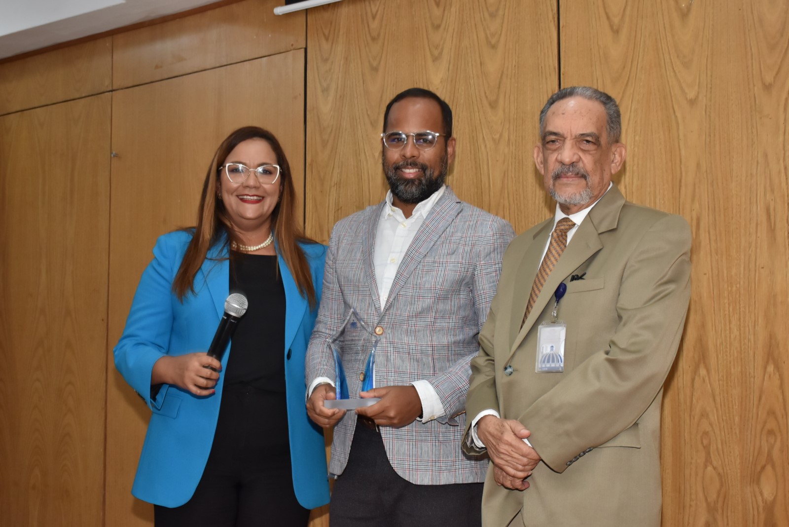 El director de Gabinete, Ranulfo Rodríguez y la directora de Recursos Humanos, Águeda Suarez, realizan entrega de reconocimiento por su Desempeño Extraordinario a Bienvenido Barrientos Mateo del Despacho del Viceministerio de Cooperación Internacional.