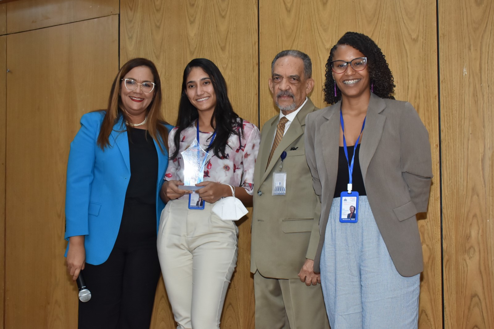 El director de Gabinete, Ranulfo Rodríguez, Aris Balbuena, de la DACCI y la directora de Recursos Humanos, Águeda Suarez, realizan entrega de reconocimiento por su Desempeño Extraordinario a Janna López De la Rosa de la Dirección de Análisis Coordinación de Cooperación Internacional.