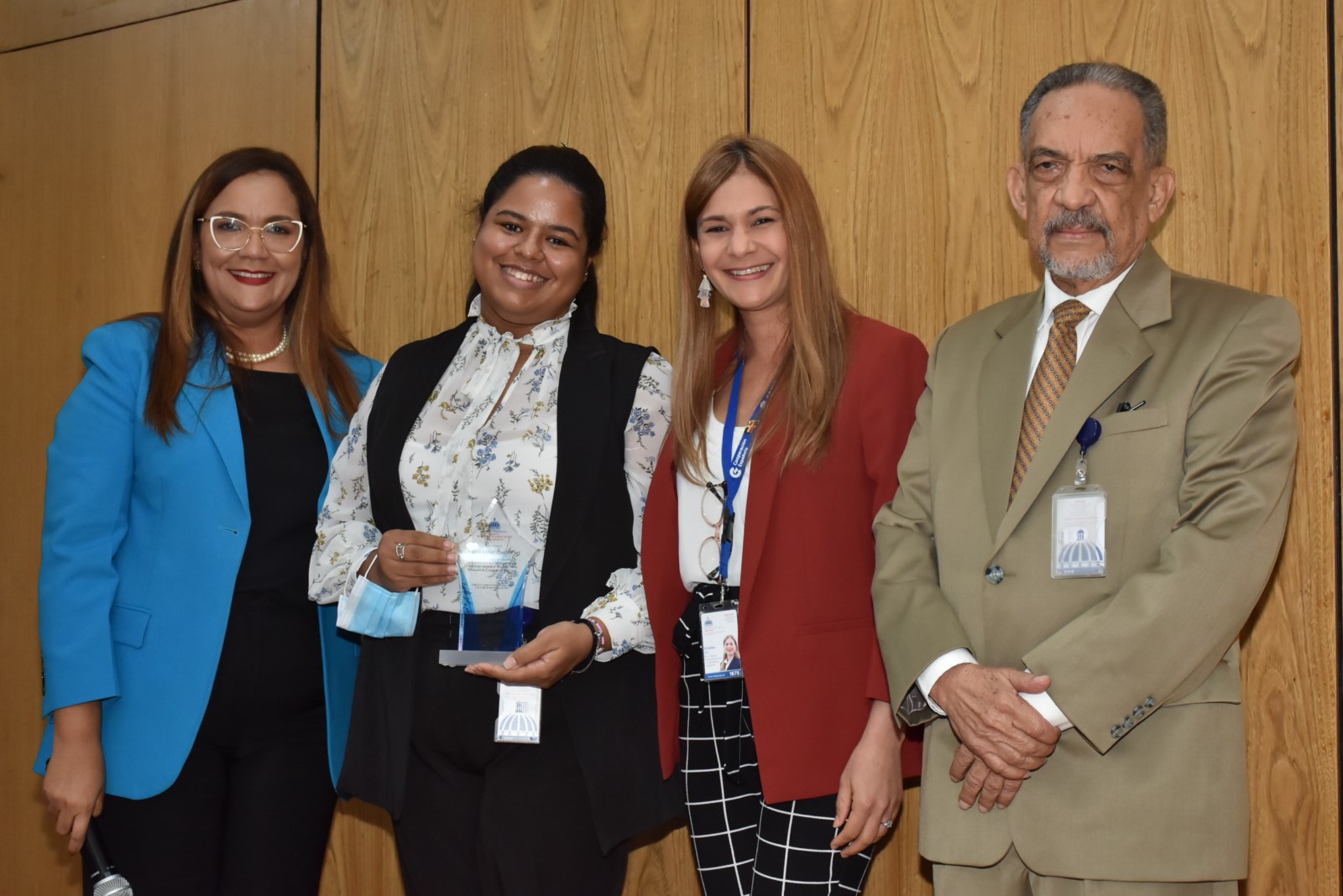 El director de Gabinete, Ranulfo Rodríguez, la encargada de Negociación de DICOOR, Erielba Gil, y la directora de Recursos Humanos, Águeda Suarez, realizan entrega de reconocimiento por su Desempeño Extraordinario a Adeline Esther Rosario Cruz de la Dirección de Cooperación Regional.