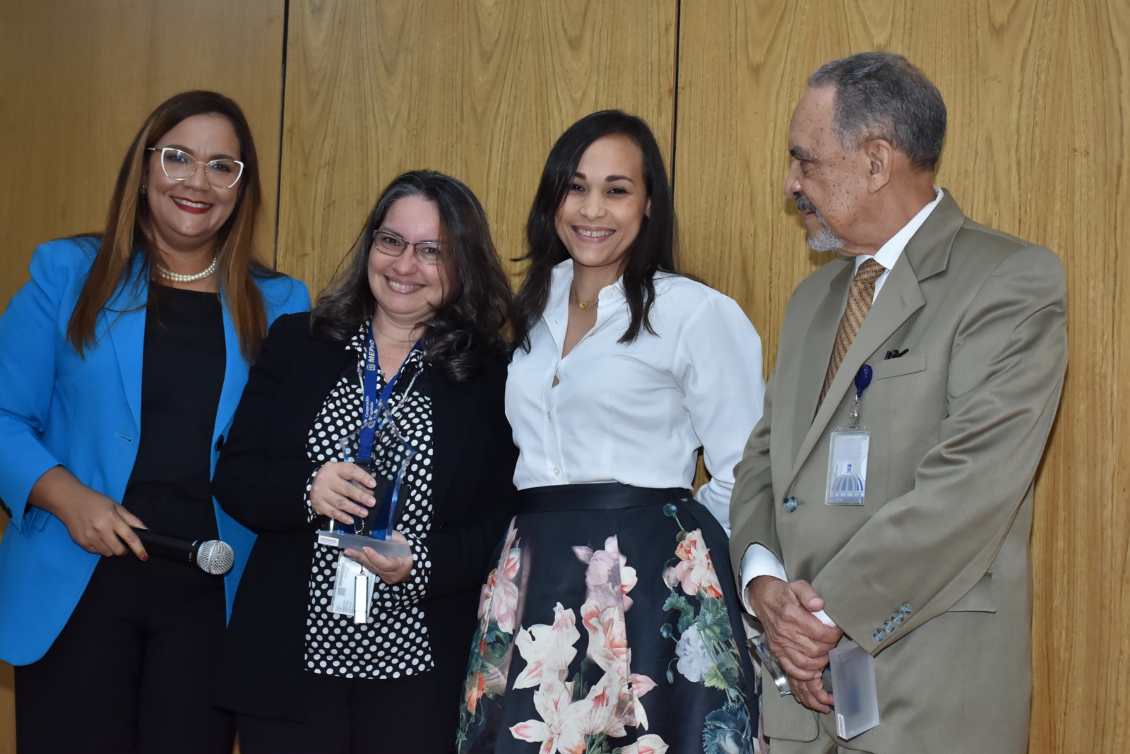 El director de Gabinete, Ranulfo Rodríguez, la directora general de Cooperación Bilateral, Clara Aquino y la directora de Recursos Humanos, Águeda Suarez, realizan entrega de reconocimiento por su Desempeño Extraordinario a Verónica Isabel Muñiz Almonte de la Dirección General de Cooperación Bilateral.