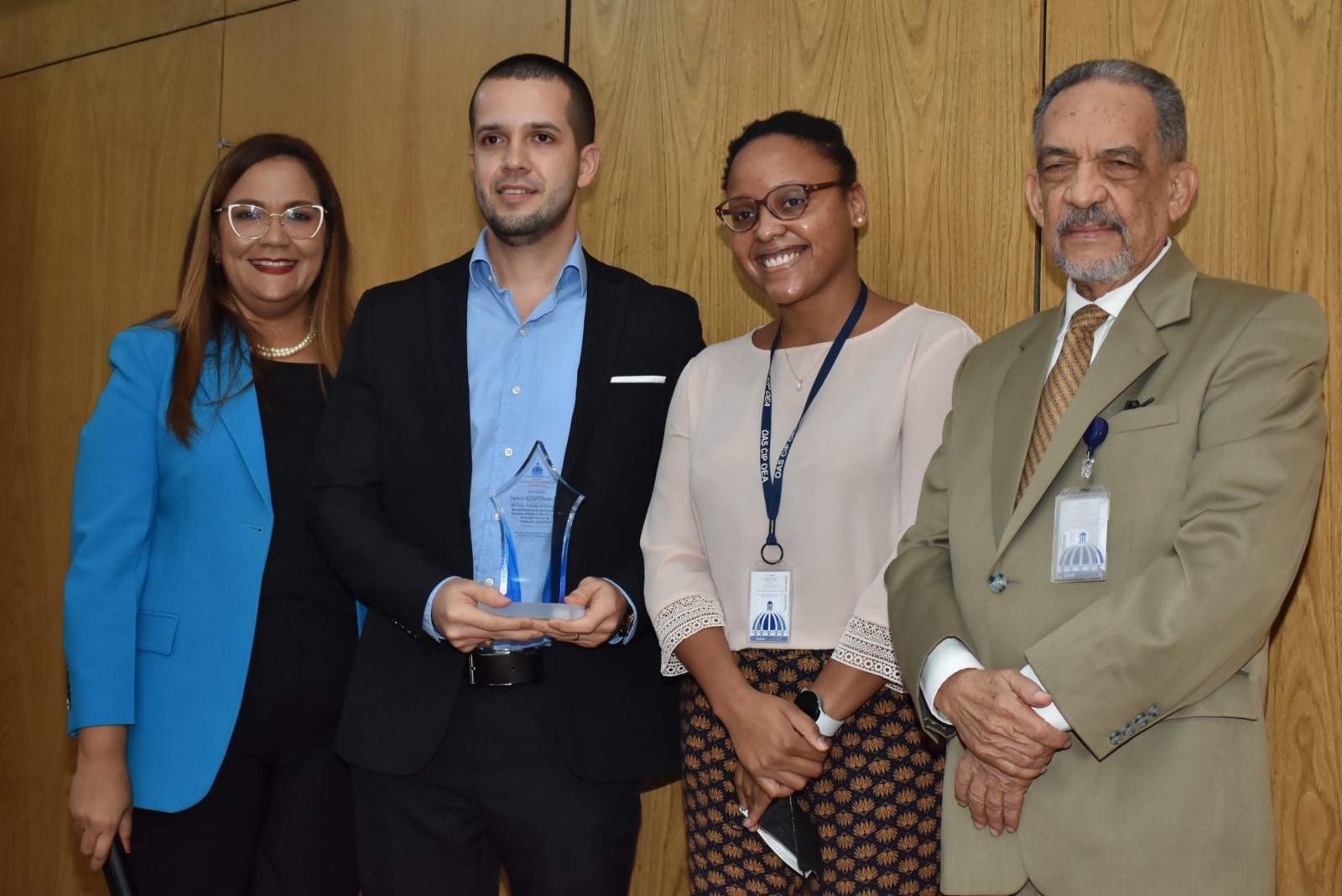 El director de Gabinete, Ranulfo Rodríguez, Bethania Esther Vegazo, encargado de Seguimiento de Cooperación Multilateral y la directora de Recursos Humanos, Águeda Suarez, realizan entrega de reconocimiento por su Desempeño Extraordinario a Darwin Rafael Durán Arias, de la Dirección General de Cooperación Multilateral.
