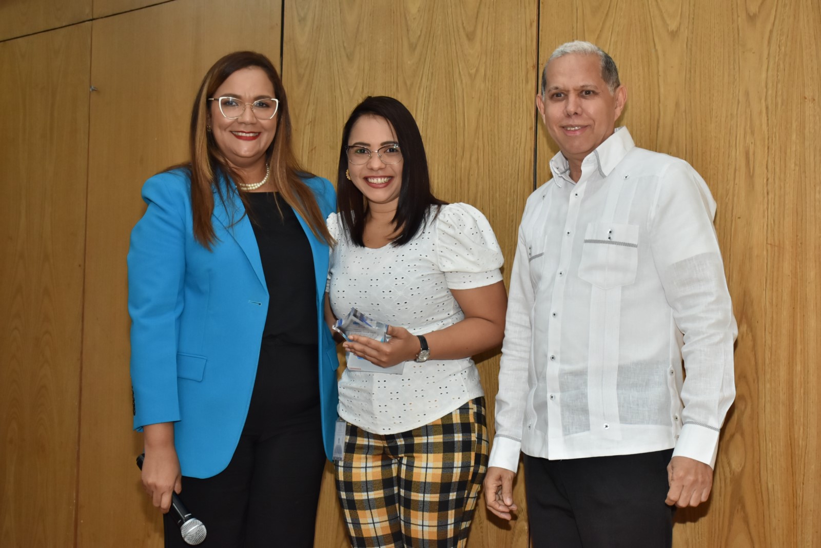 El viceministro de Ordenamiento Territorial y Desarrollo Regional, Domingo Matías; la directora de Gestión de Riesgo y Cambio Climático, Mercedes Feliciano y la directora de Recursos Humanos, Águeda Suarez, realizan entrega de reconocimiento por su Desempeño Extraordinario a Nayely del Carmen Germoso Acosta de la Dirección de Gestión del Riesgo de Desastre y Cambio Climático.