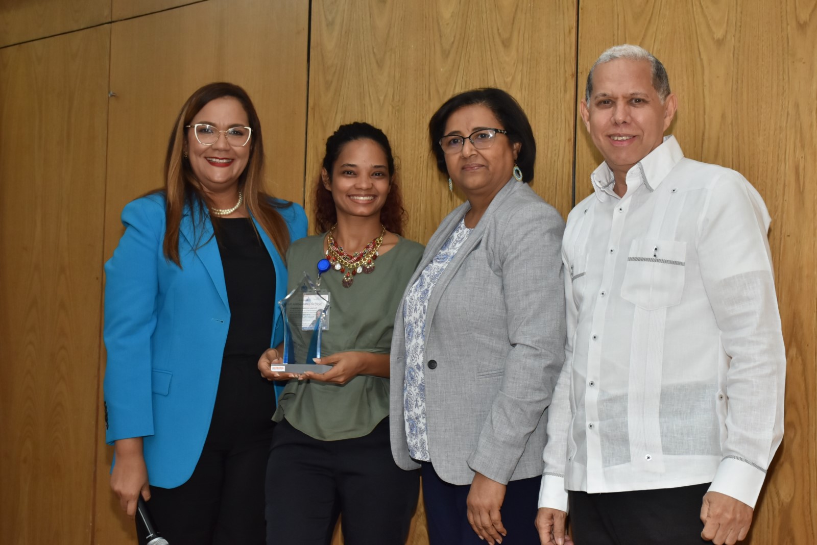 El viceministro de Ordenamiento Territorial y Desarrollo Regional, Domingo Matías; la directora de Gestión de Riesgo y Cambio Climático, Mercedes Feliciano y la directora de Recursos Humanos, Águeda Suarez, realizan entrega de reconocimiento por su Desempeño Extraordinario a Nayely del Carmen Germoso Acosta de la Dirección de Gestión del Riesgo de Desastre y Cambio Climático.