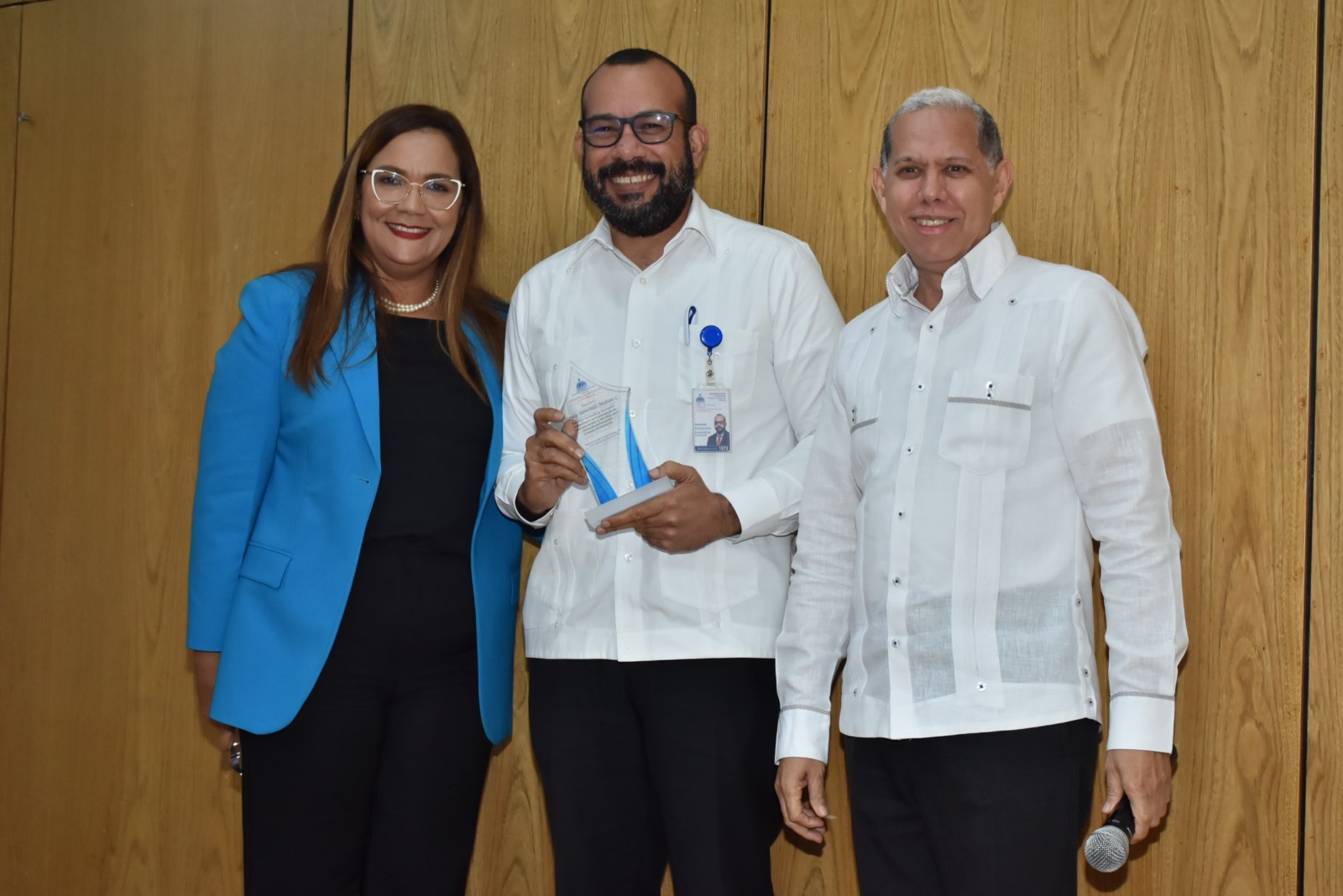 El Viceministerio de Cooperación Internacional recibe reconocimiento a la eficiencia y la eficacia en el logro de los objetivos institucionales para 2021, hace entrega Miguel Ceara Hatton, ministro de Economía, Planificación y Desarrollo junto a Mar García, directora Institucional de Planificación y Desarrollo.