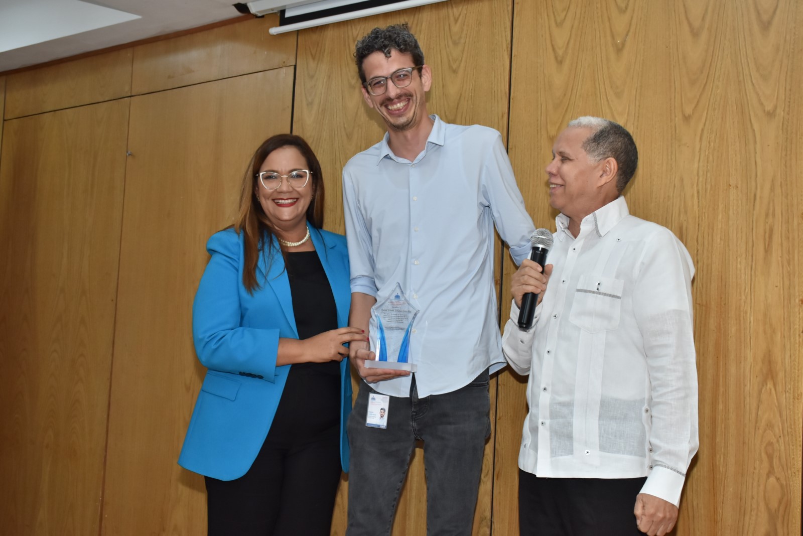 El viceministro de Ordenamiento Territorial y Desarrollo Regional, Domingo Matías y la directora de Recursos Humanos, Águeda Suarez, realizan entrega de reconocimiento por su Desempeño Extraordinario a David Arturo Arbona González de la Dirección General de Ordenamiento Territorial.