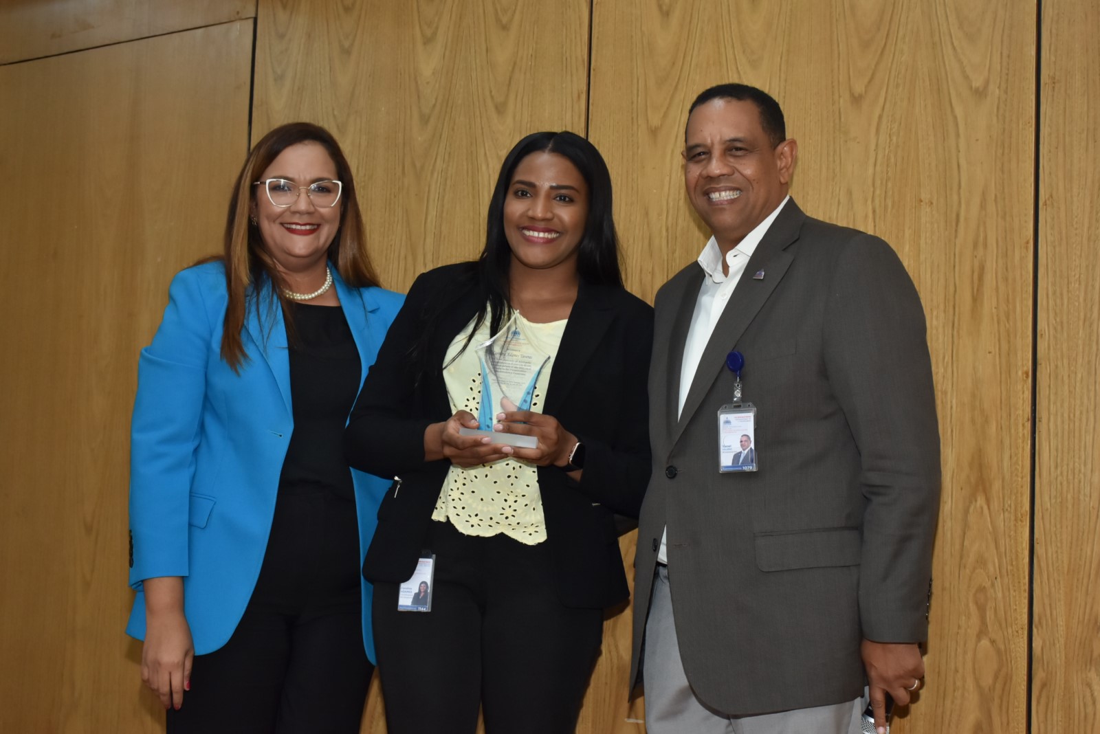 El viceministro Administrativo y Financiero, Yamel Valera junto a la directora de Recursos Humanos, Águeda Suarez hacen entrega del premio por su Desempeño Extraordinario a Carolina Adames Taveras, Coordinadora del Despacho del Viceministerio Administrativo y Financiero