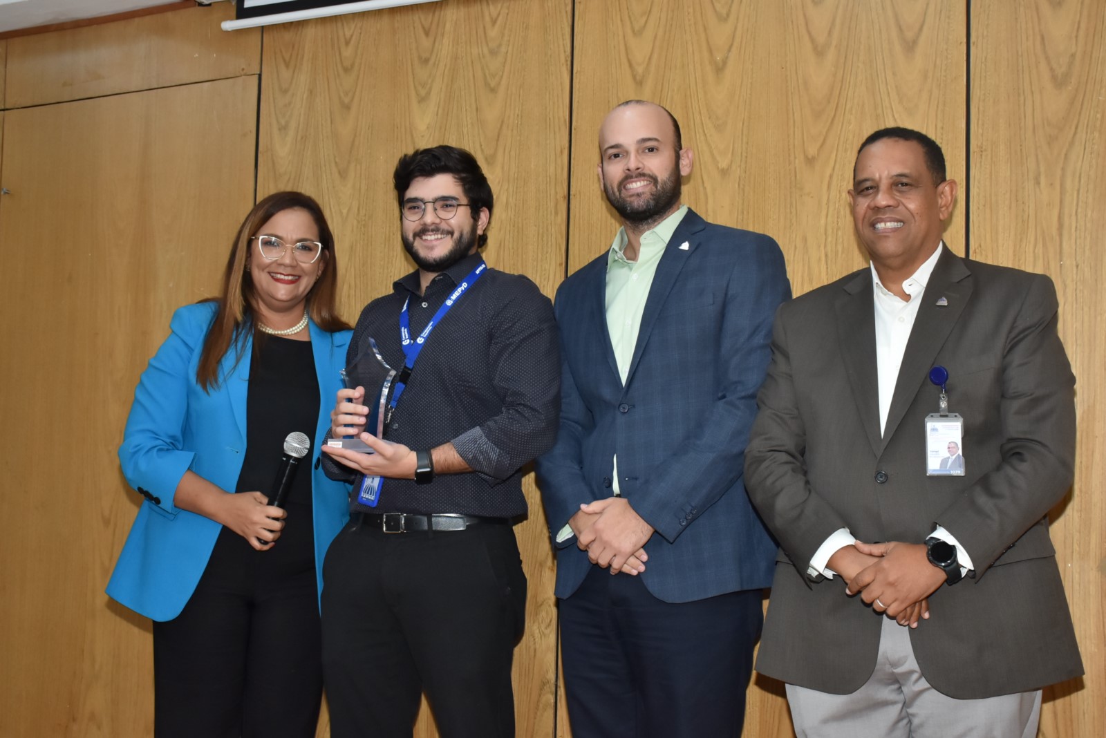El viceministro Administrativo y Financiero, Yamel Valera junto a la directora de Recursos Humanos, Águeda Suarez y el director Administrativo Gilberto Valdez, hacen entrega por su Desempeño Extraordinario a Isidro Manuel Álamo, Auxiliar Administrativo de la Dirección Administrativa.