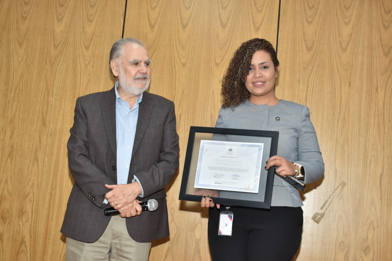 Miguel Ceara Hatton, ministro de Economía, Planificación y Desarrollo, realiza entrega de reconocimiento a la eficiencia y la eficacia en el logro de los objetivos institucionales para 2021 a la directora de Tecnología de la Información y la Comunicación, Luz Félix.