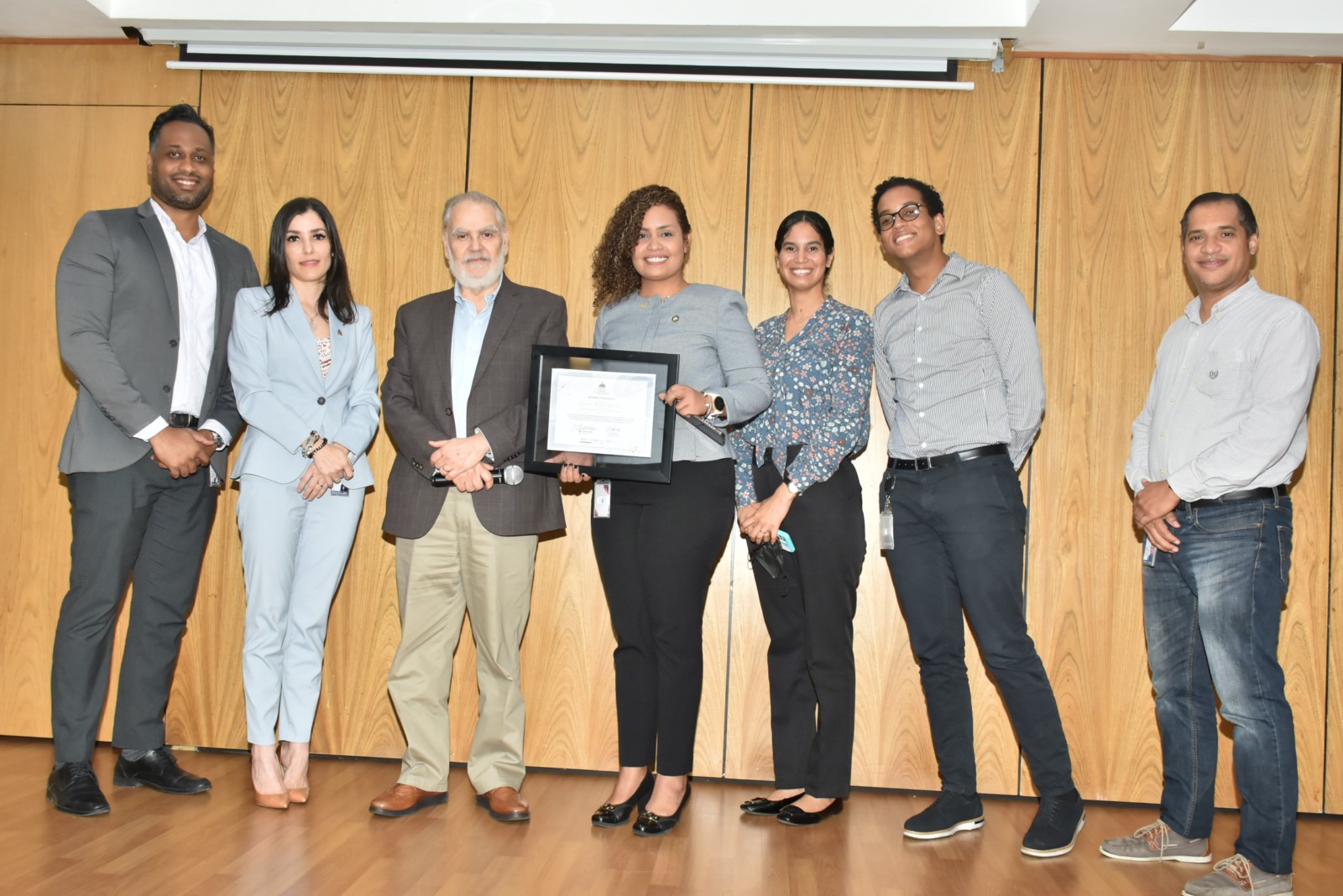Al centro Miguel Ceara Hatton, ministro de Economía, Planificación y Desarrollo, junto a la directora de Tecnología de la Información y la Comunicación, Luz Félix y parte de su equipo reciben reconocimiento a la eficiencia y la eficacia en el logro de los objetivos institucionales para 2021, le acompaña Mar García, directora Institucional de Planificación y Desarrollo.