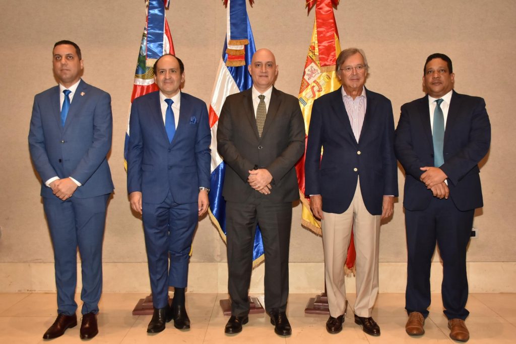 Al centro, Pável Isa Contreras, ministro de Economía, Planificación y Desarrollo junto a José Luis Morillo, director de Cooperación Internacional del Ministerio de Relaciones Exteriores; Edwin Arias Chinchilla, embajador de Costa Rica en el país; Antonio Pérez-Hernández y Torra, embajador de España en República Dominicana y Carlos Pimentel Florenzán, director general de Contrataciones Públicas. 