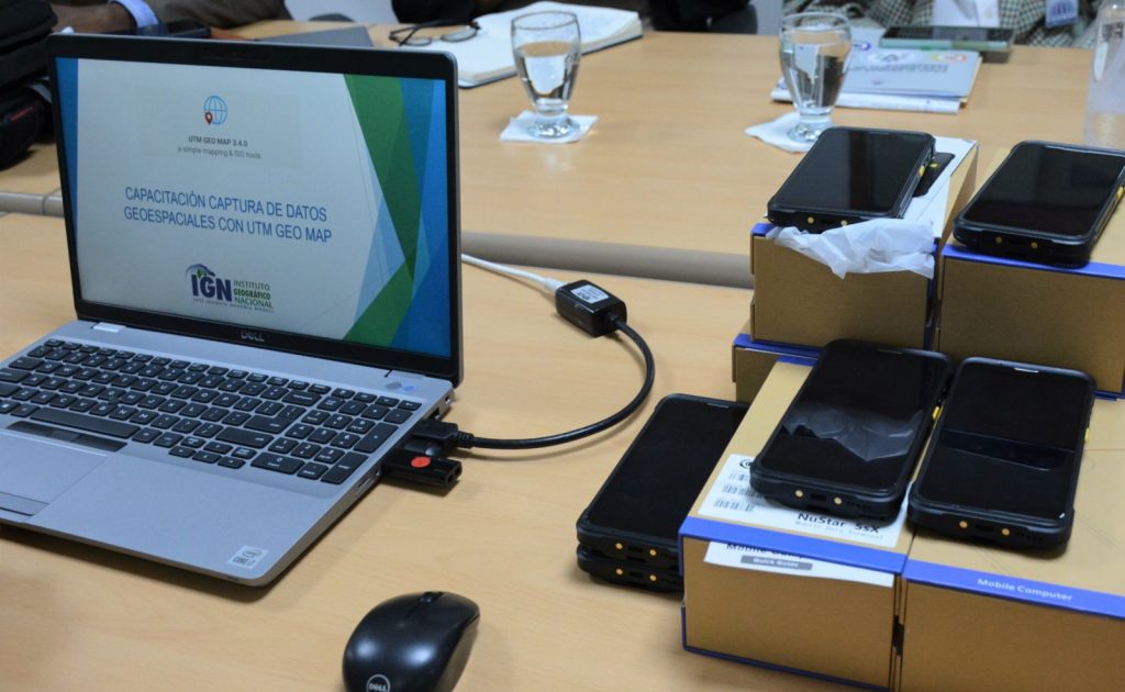 Practica de campo durante el taller de capacitación para el uso de los recolectores de datos (GPS).