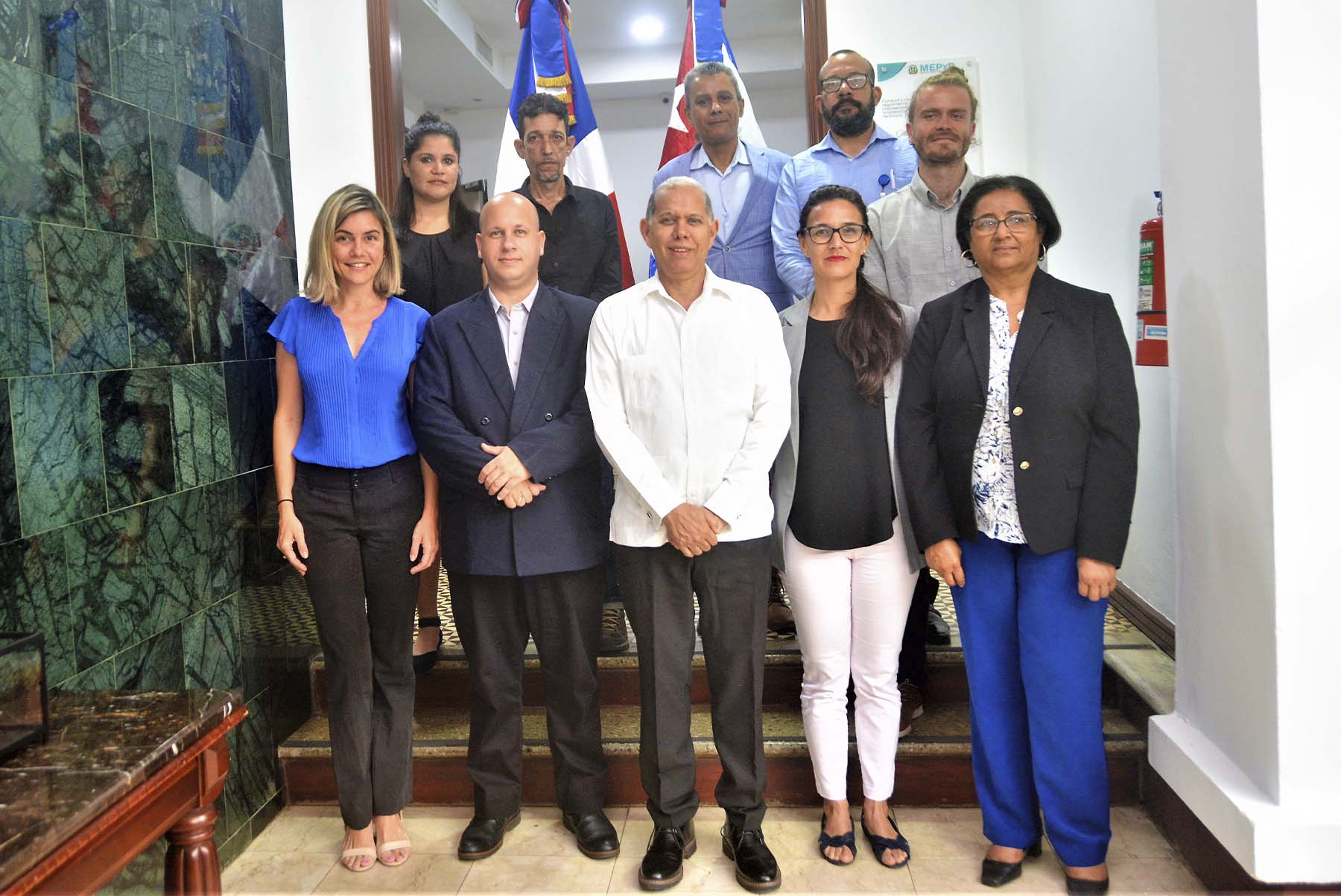 La misión cubana, colaboradores y colaboradoras del viceministerio de Ordenamiento Territorial y Desarrollo Regional en la sede de VIODRT.