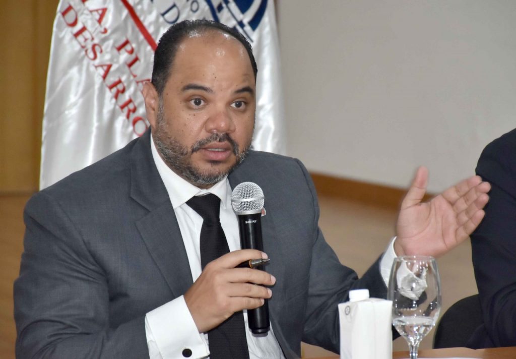 El defensor del Pueblo, Pablo Ulloa, acordó con los comunitarios y las autoridades celebrar un segundo encuentro en la sede del Minsiterio de Economía.