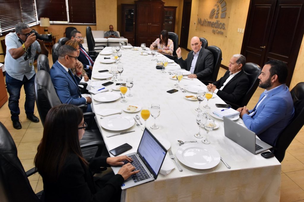 El ministro y los viceministros son abordados sobre planes de RD frente a situación internacional