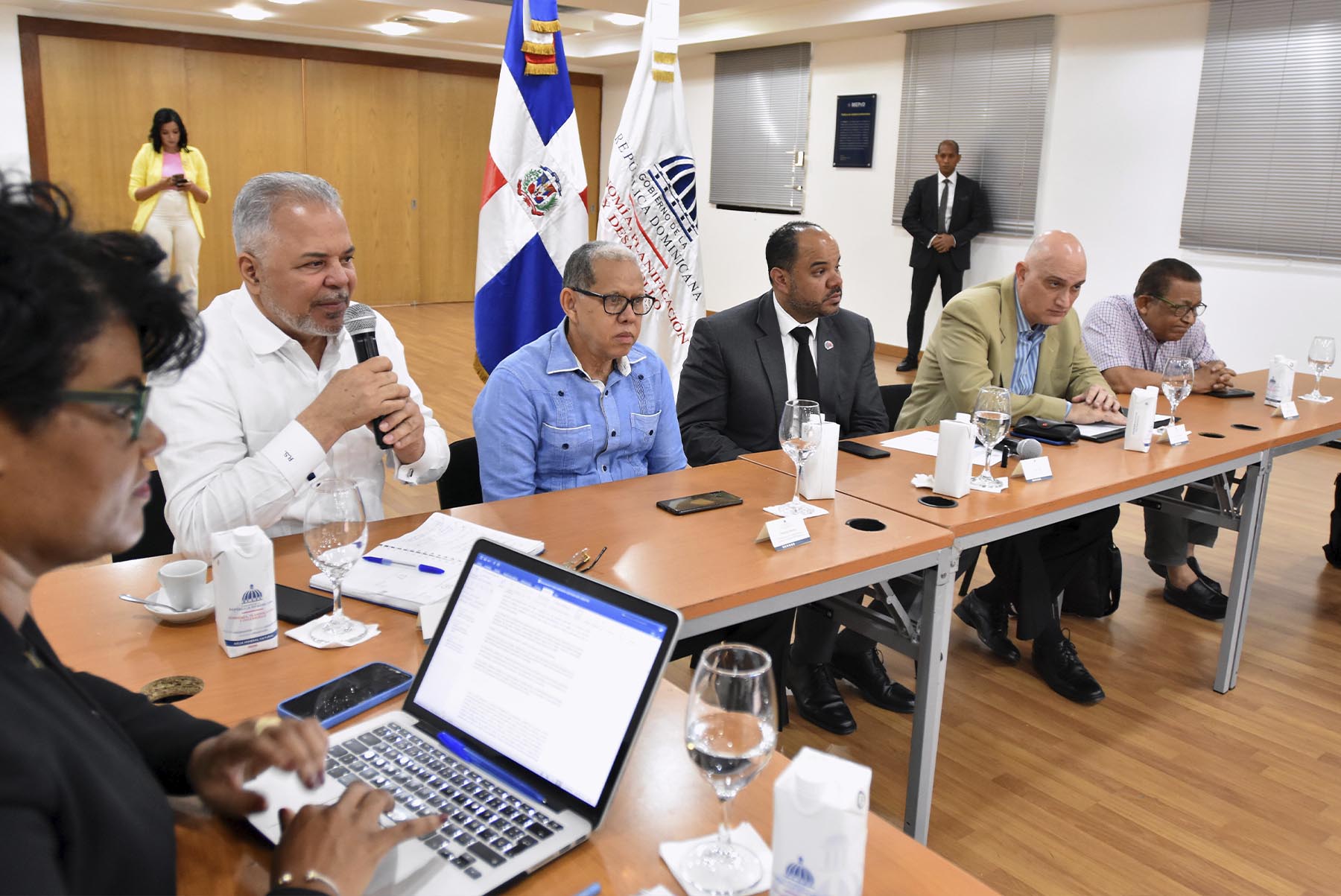 El ministro de Economía, Pável Isa Contreras, el Defensor del Pueblo, Pablo Ulloa, el administrador de EGEHID, comunitarios de Santiago Rodríguez y ambientalistas en el salón Carlos Ascuasiati.