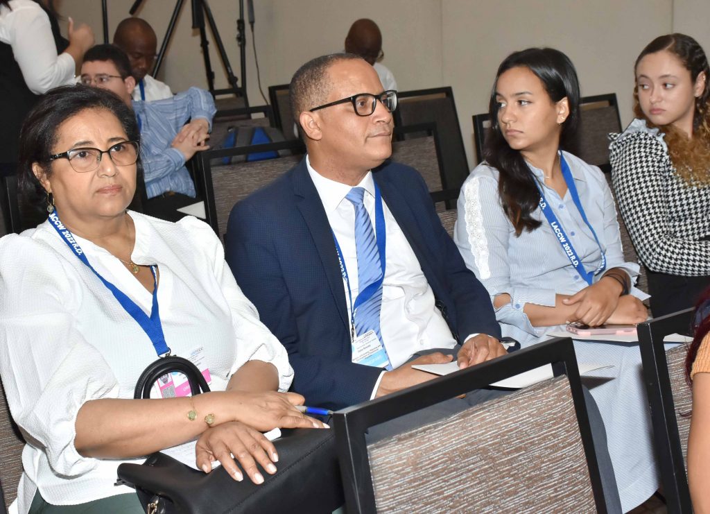 La directora Mercedes Feliciano y el especialista Delio Rincón