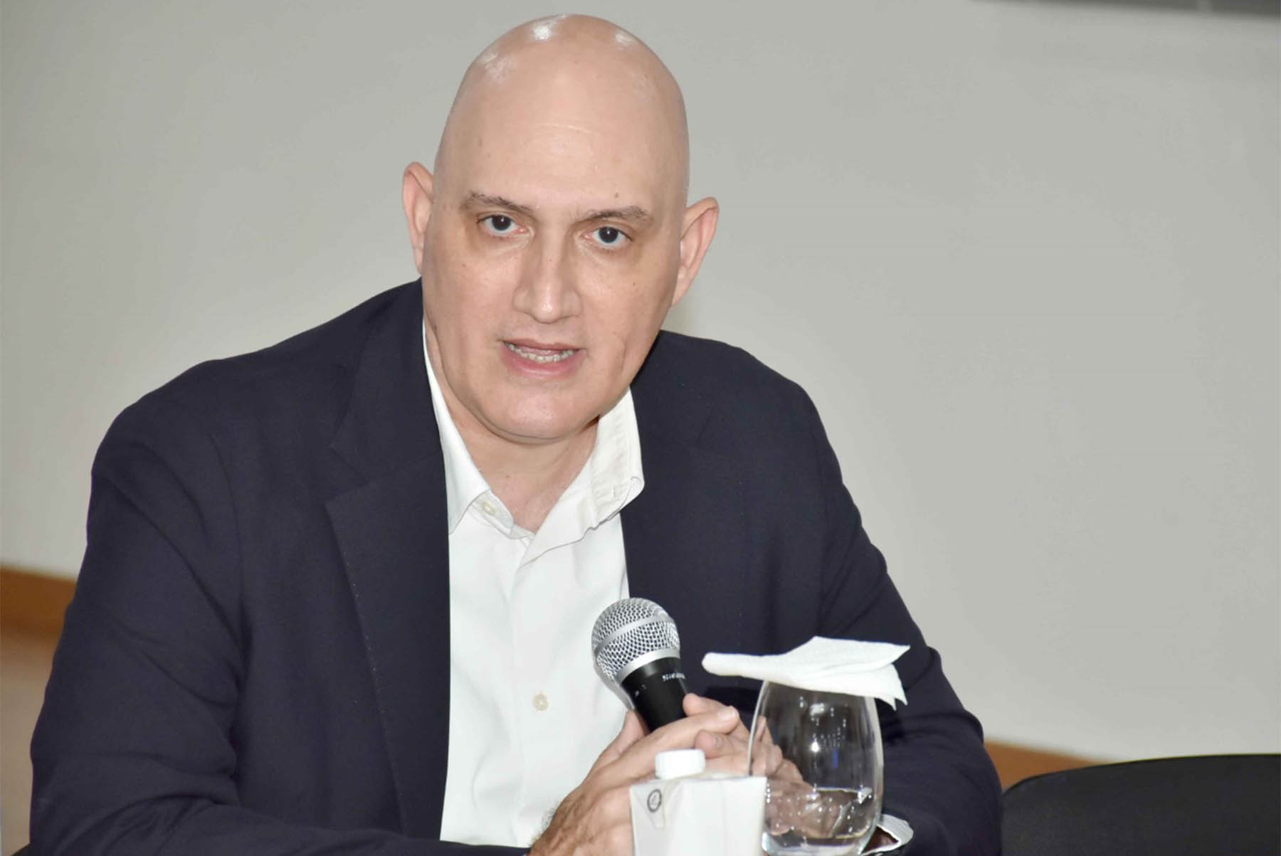 El ministro de Economía, Pável Isa Contreras, valoró el encuentro como un ejemplo de participación ciudadana y democracia en búsqueda de soluciones para las comunidades circundantes a la Presa de Guayubin.