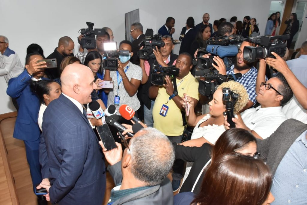 El nuevo ministro de Economía, Pável Isa Contreras, responde a la prensa tras el acto protocolar de su juramentación en el salón Carlos Ascuasiati del Ministerio de Economía.