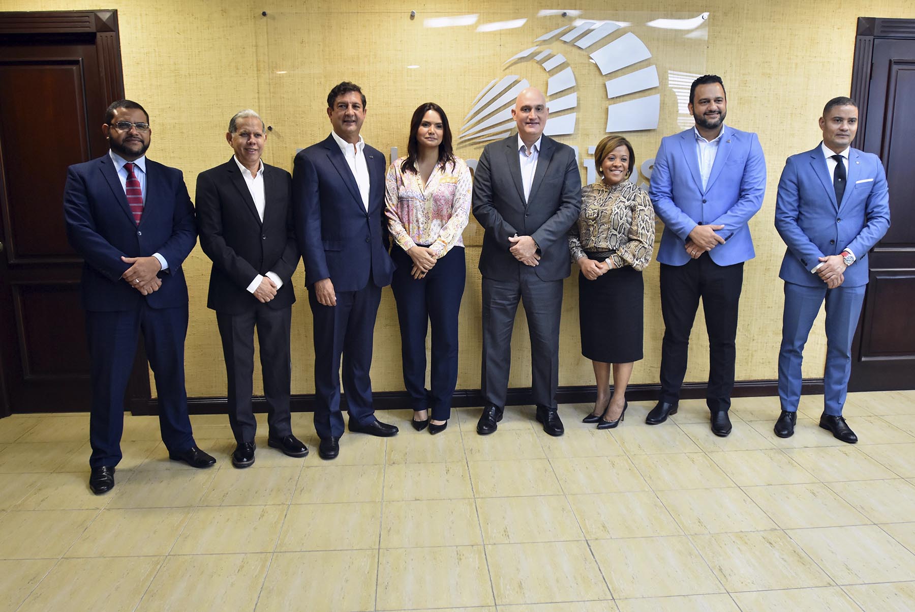 Ministro y viceministros junto al equipo de El Caribe-CDN