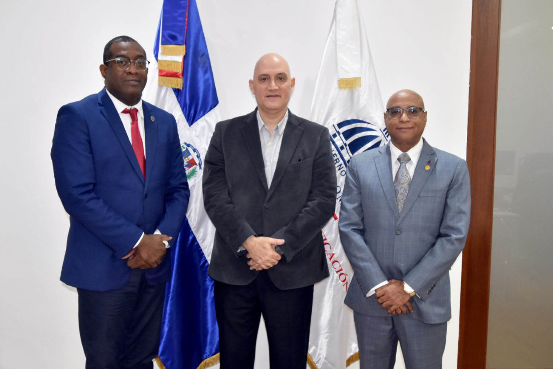 De izquierda a derecha, Antonio Ciriaco, Decano de la Facultad de Economía de la UASD; Pável Isa Contreras, ministro de Economía, Planificación y Desarrollo y Nicolás Jiménez, director de la Escuela de Economía de la UASD