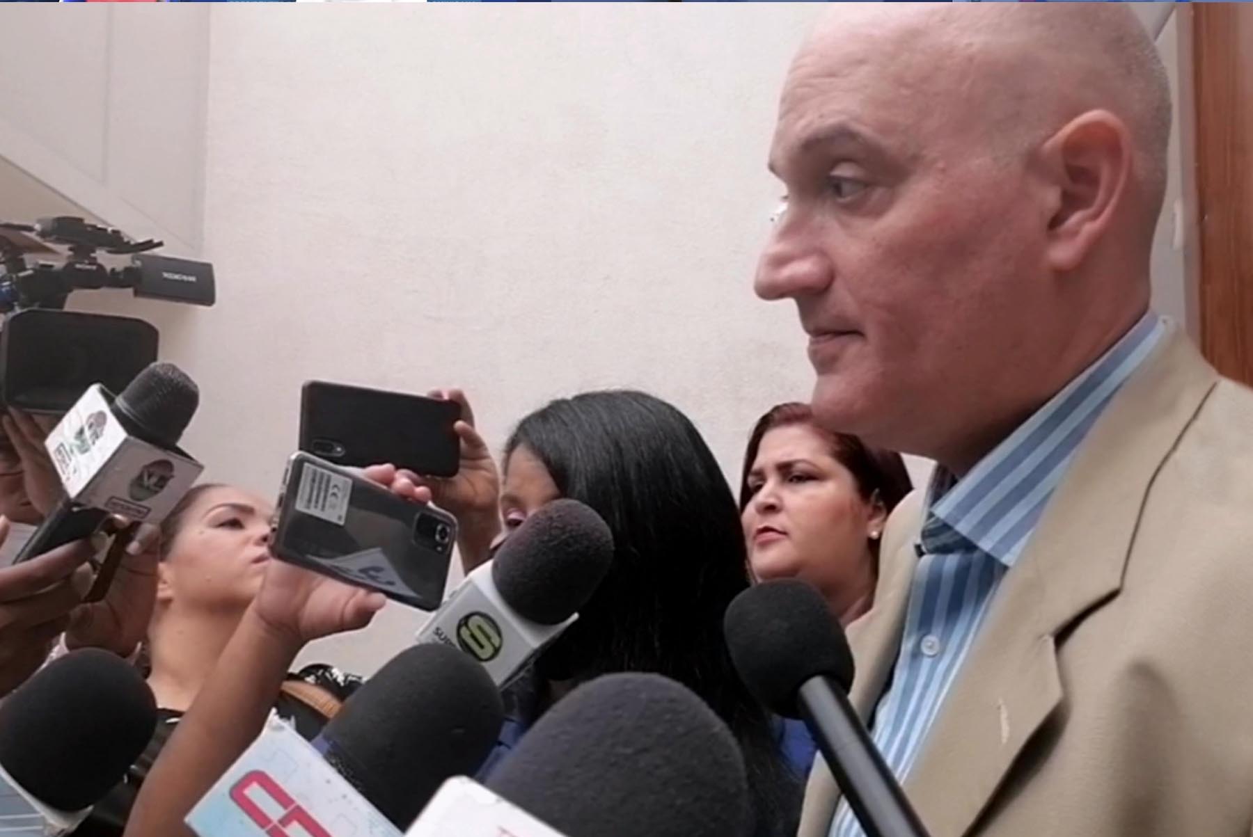 PAVEL ISA - ENTREVISTADO POR REPORTEROS