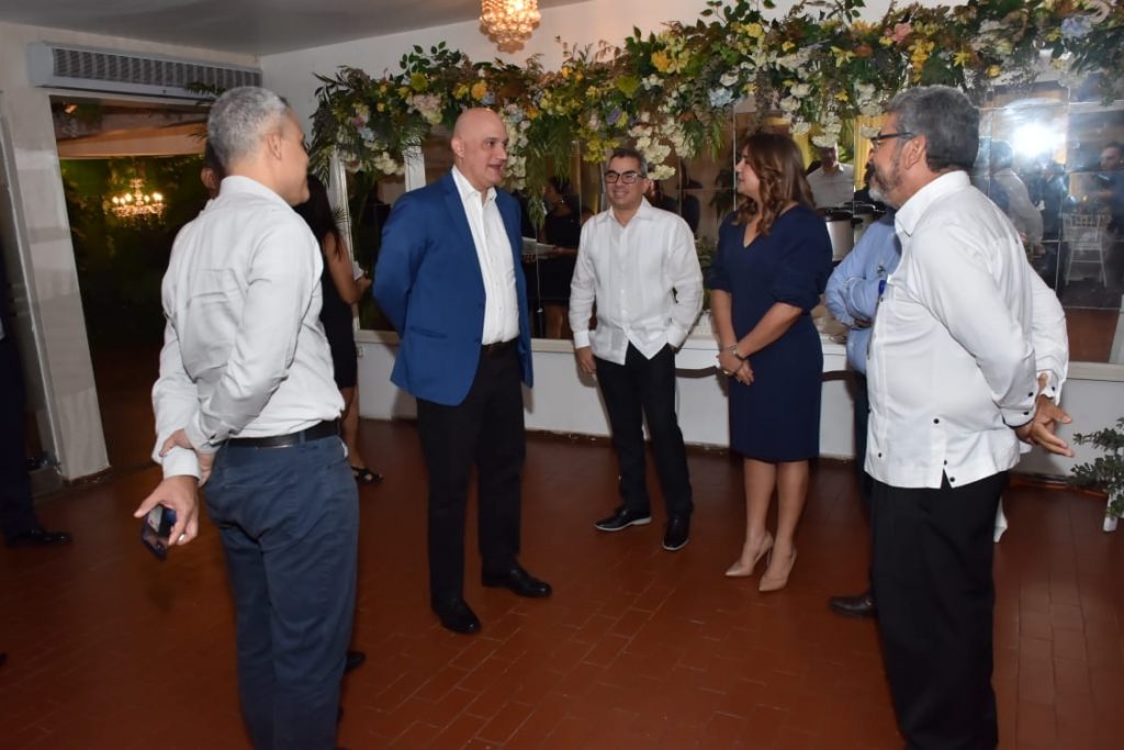 Foto de familia del ministro Pável Isa Contreras junto a la presidenta de la Cámara de Comercio y Producción de La Vega, Ilonka Tavárez; Odil Morilla, vicepresidenta y Ramón Contreras, miembro de la junta directiva de la entidad que agrupa a los empresarios en La Vega. 