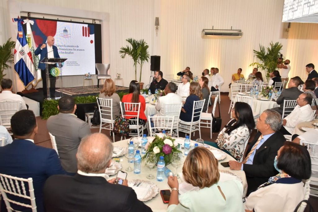 Asistentes al almuerzo empresarial con la participación del ministro de Economía, Pável Isa. 