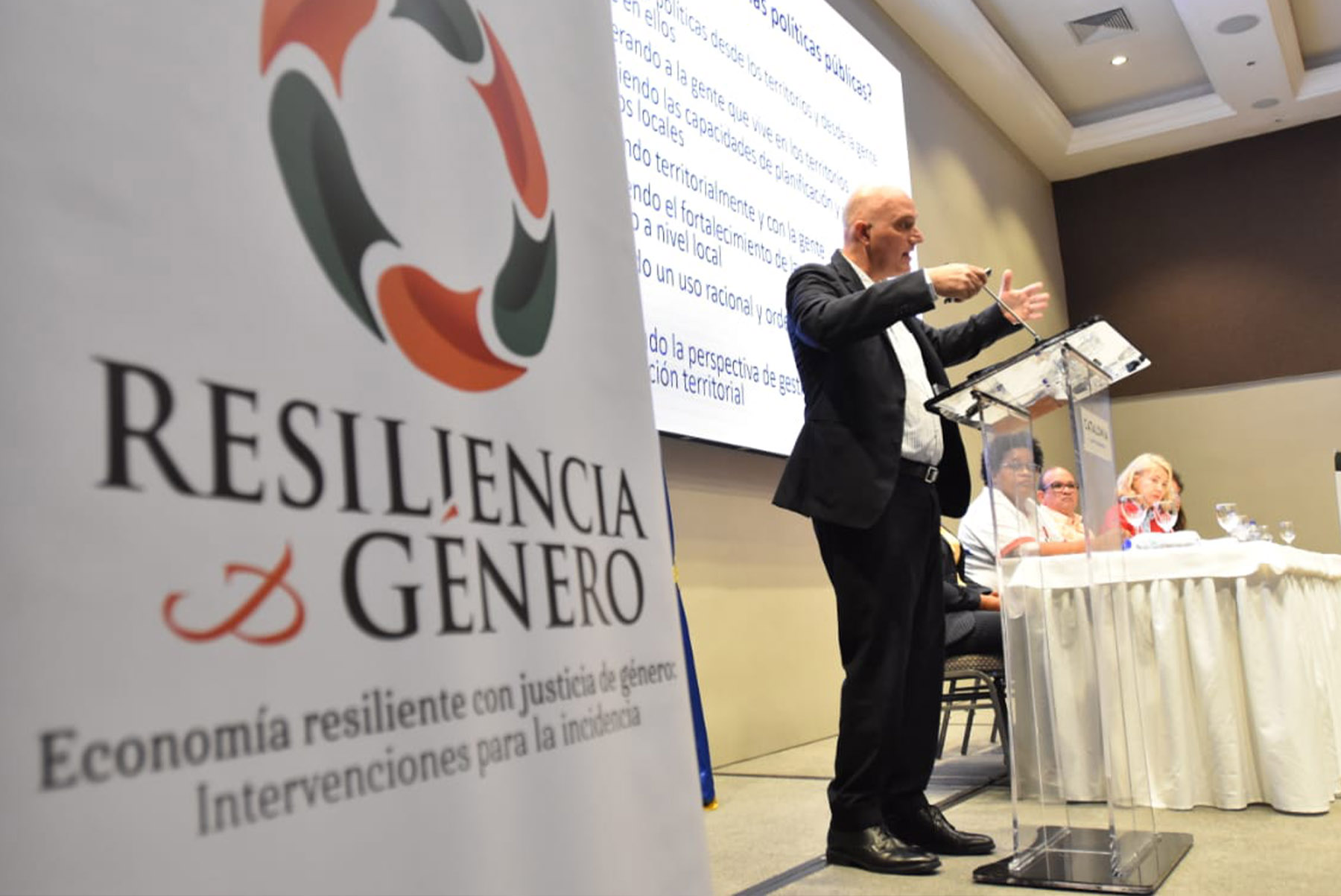 El ministro Pável Isa Contreras destaca la incorporación de la gestión de riesgo mediante la creación de la unidad de gestión ambiental municipal al Ministerio de Economía.