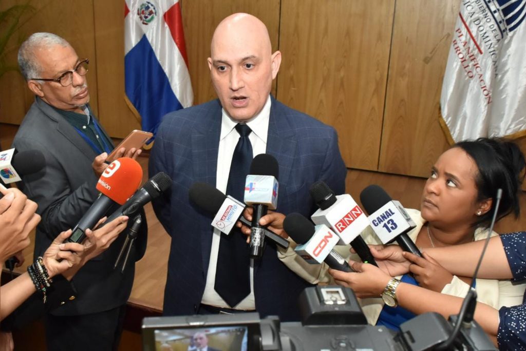El nuevo ministro de Economía, Pável Isa Contreras, responde a la prensa tras el acto protocolar de su juramentación en el salón Carlos Ascuasiati del Ministerio de Economía.