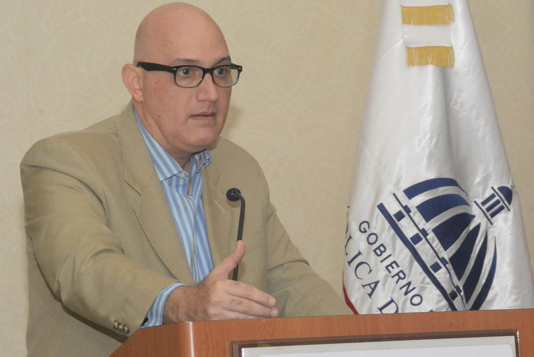 Pável Isa Contreras, ministro de Economía, Planificación y Desarrollo, se dirige a los participantes al acto de firma de carta compromiso para la ejecución del programa “Coordinación en la Prevención de la Violencia de Género en línea con los Objetivos de Desarrollo Sostenible en la República Dominicana (C-PREV)”.