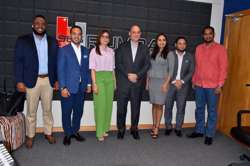 Pável Isa Contreras junto al equipo de El Rumbo de la Mañana