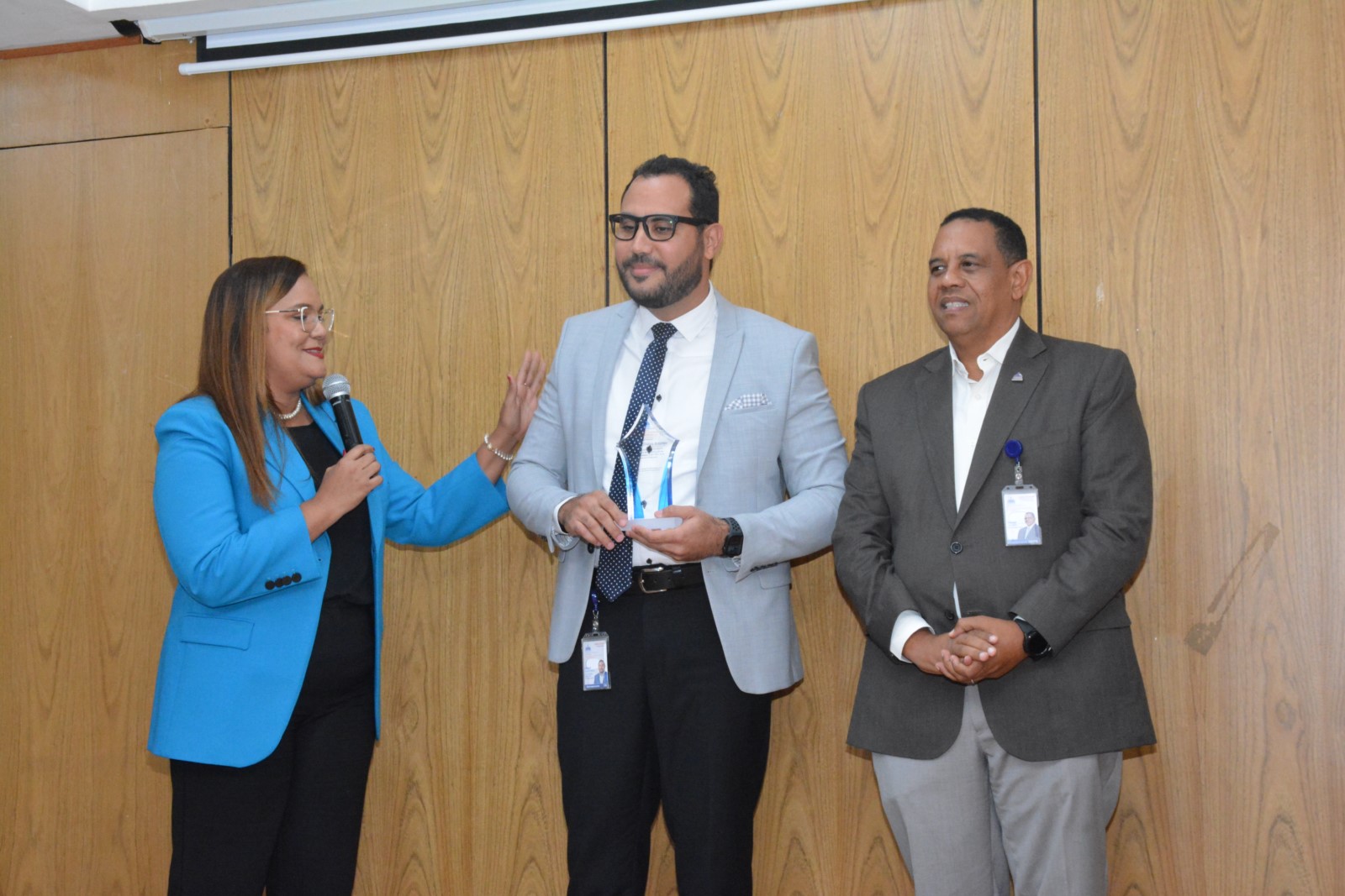 El viceministro Administrativo y Financiero, Yamel Valera junto a la directora de Recursos Humanos, Águeda Suarez entregan reconocimiento por su desempeño extraordinario a Rafael Ventura Bontempo de la Dirección Financiera del Viceministerio Administrativo y Financiero.