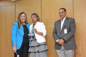 El viceministro Administrativo y Financiero, Yamel Valera junto a la directora de Recursos Humanos, Águeda Suarez entregan reconocimiento por su desempeño extraordinario a Sandra Taveras Alcántara de la Dirección de Recursos Humanos.